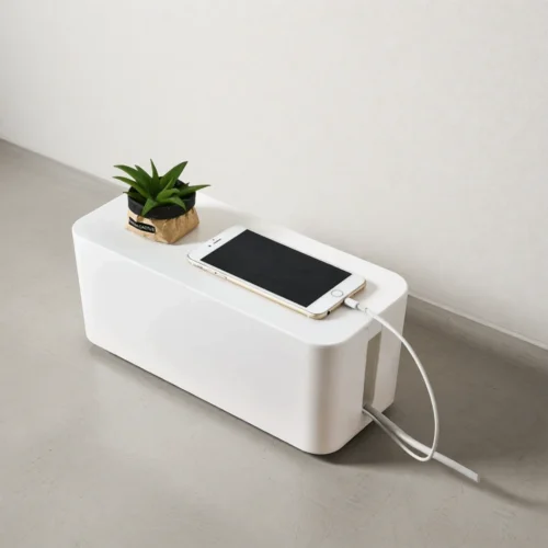 Boîte range-câbles et multiprise, design épuré Boîte range-câbles et multiprise, design épuré