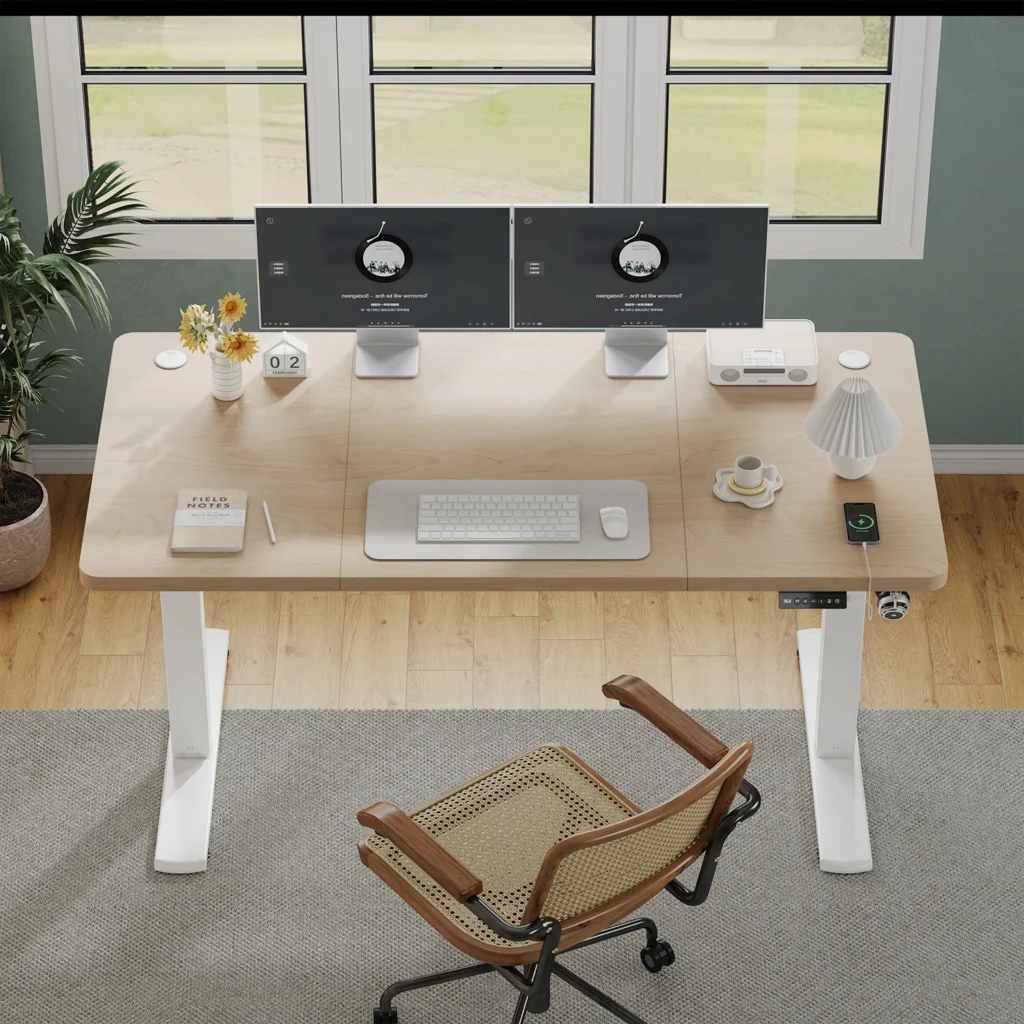 Bureau assis-debout blanc dans un bureau lumineux