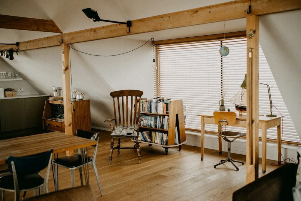 Coin bureau aménagé sous les combles, chaleureux et lumineux