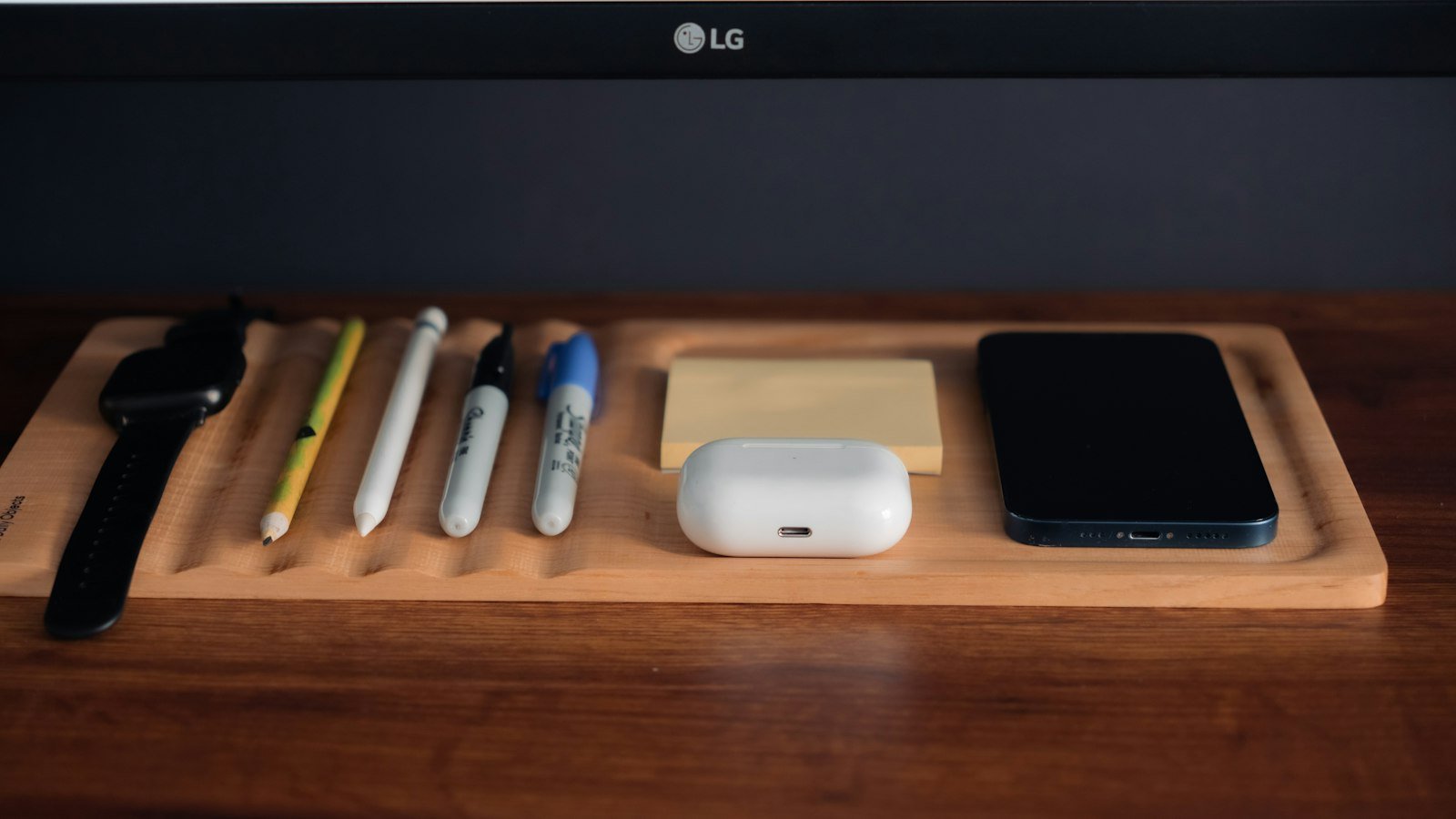 Organiseur de bureau en bois avec stylos et téléphone
