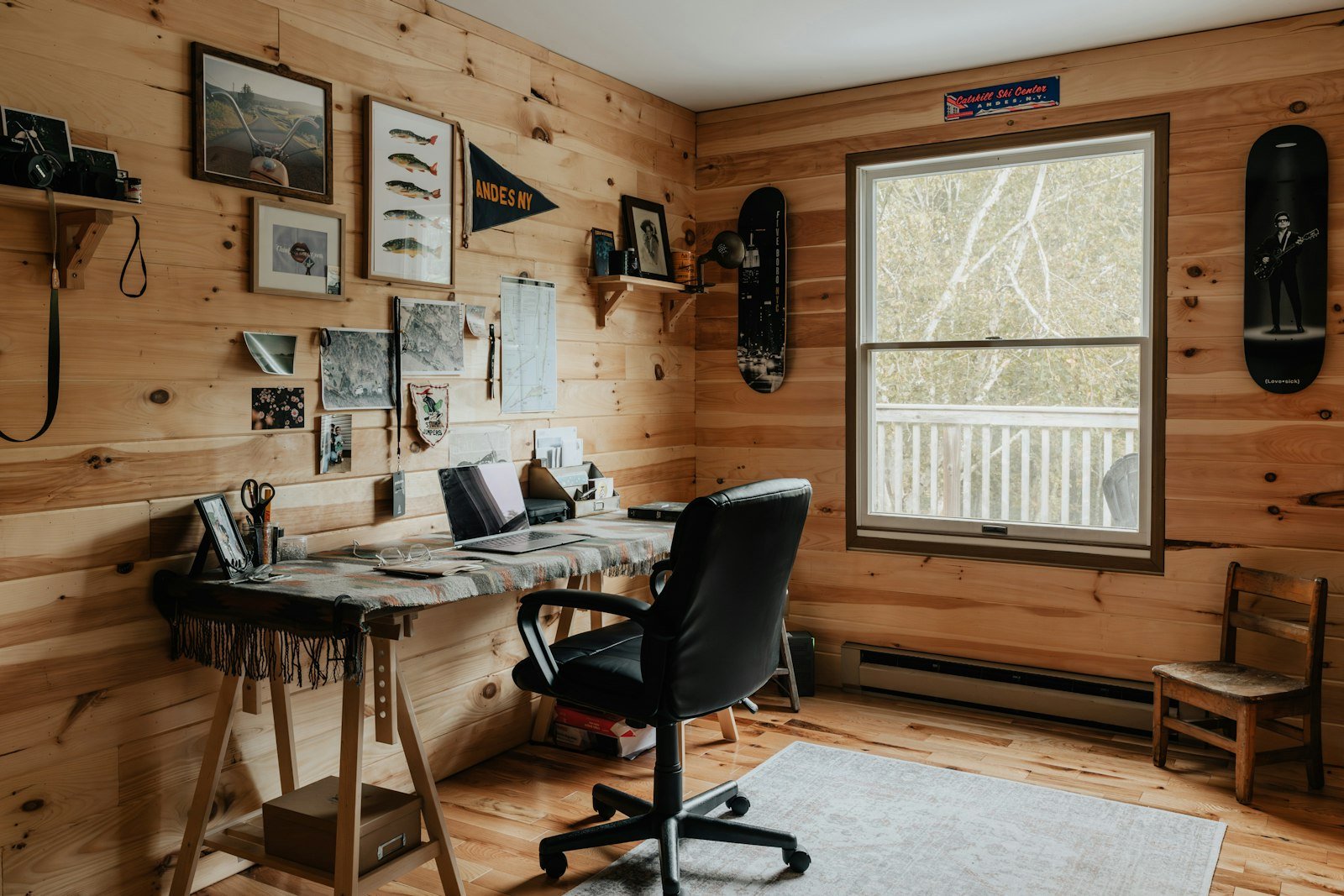 Coin bureau cosy avec boiseries et chaise