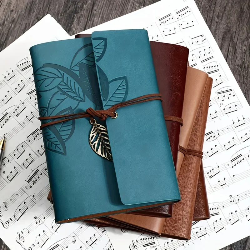 Carnet vintage en simili cuir avec breloque feuille Carnet vintage en simili cuir avec breloque feuille
