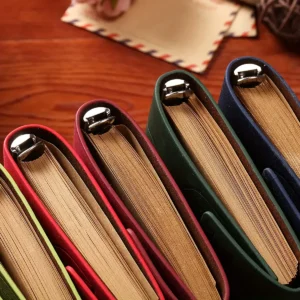 Carnet vintage en simili cuir avec breloque feuille – vue 3 Carnet vintage en simili cuir avec breloque feuille – vue 3