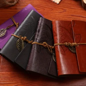 Carnet vintage en simili cuir avec breloque feuille – vue 4 Carnet vintage en simili cuir avec breloque feuille – vue 4