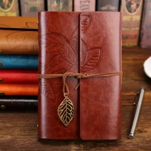 Carnet vintage en simili cuir avec breloque feuille – Cognac Carnet vintage en simili cuir avec breloque feuille – Cognac