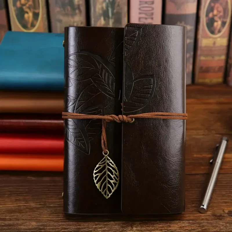 Carnet vintage en simili cuir avec breloque feuille – Marron foncé Carnet vintage en simili cuir avec breloque feuille – Marron foncé