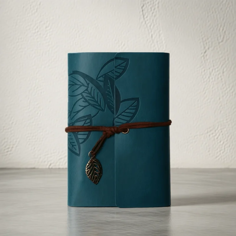 Carnet vintage en simili cuir avec breloque feuille Carnet vintage en simili cuir avec breloque feuille