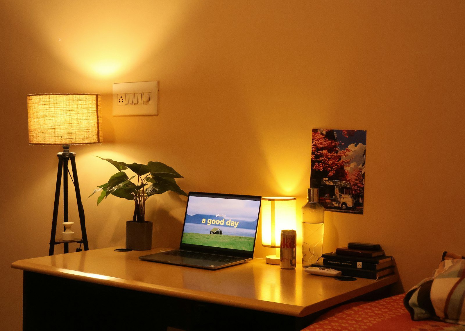 Bureau à domicile éclairé par une lampe à lumière chaude en soirée