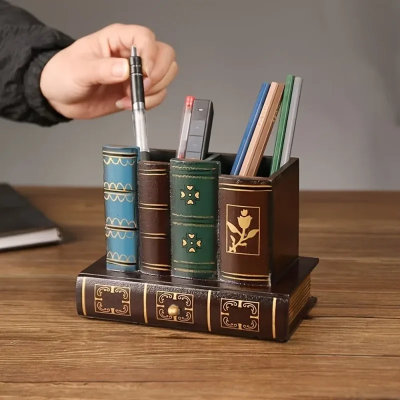 Pot à crayons en bois façon livres anciens, avec tiroir Pot à crayons en bois façon livres anciens, avec tiroir