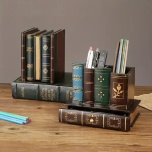 Pot à crayons en bois façon livres anciens, avec tiroir – vue 2 Pot à crayons en bois façon livres anciens, avec tiroir – vue 2