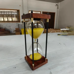 Sablier 30 minutes à colonnes, bois et métal – Jaune Sablier 30 minutes à colonnes, bois et métal – Jaune