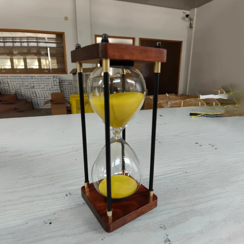 Sablier 30 minutes à colonnes, bois et métal – Jaune Sablier 30 minutes à colonnes, bois et métal – Jaune