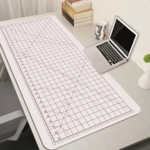 Sous-main quadrillé façon tapis de découpe – Blanc rosé Sous-main quadrillé façon tapis de découpe – Blanc rosé