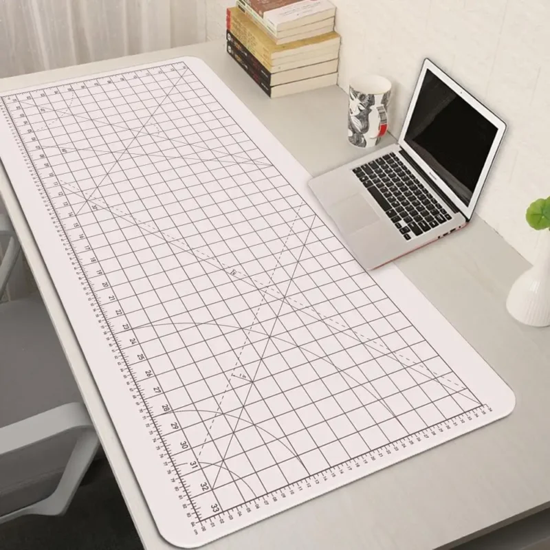 Sous-main quadrillé façon tapis de découpe – Blanc rosé Sous-main quadrillé façon tapis de découpe – Blanc rosé