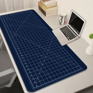 Sous-main quadrillé façon tapis de découpe – Bleu marine Sous-main quadrillé façon tapis de découpe – Bleu marine