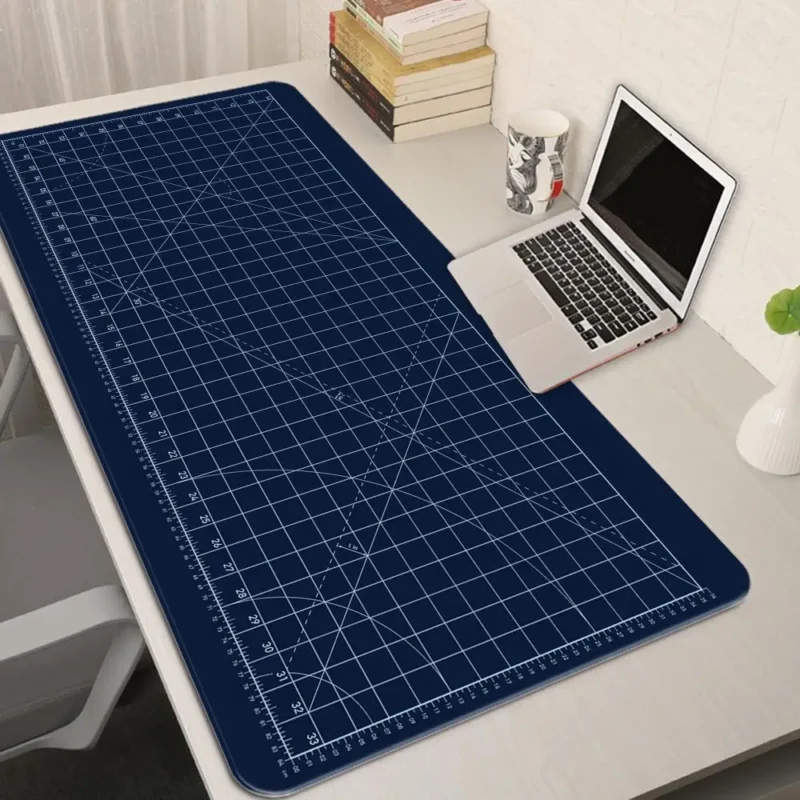 Sous-main quadrillé façon tapis de découpe – Bleu marine Sous-main quadrillé façon tapis de découpe – Bleu marine