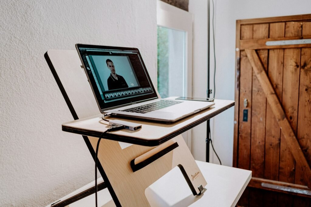 Ordinateur portable surélevé sur un support en bois